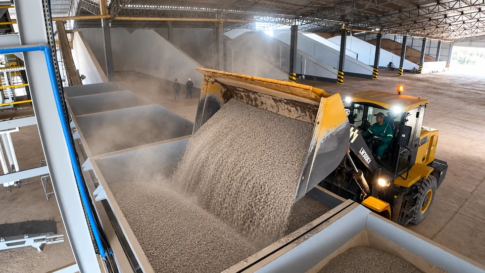 Carregadeira movimentando fertilizantes no armazém