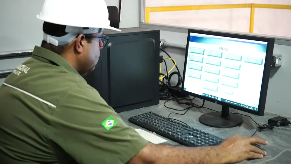 Colaborador junto ao sistema de controle