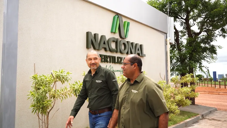 Integrantes da equipe em frente à Nacional Fertilizantes